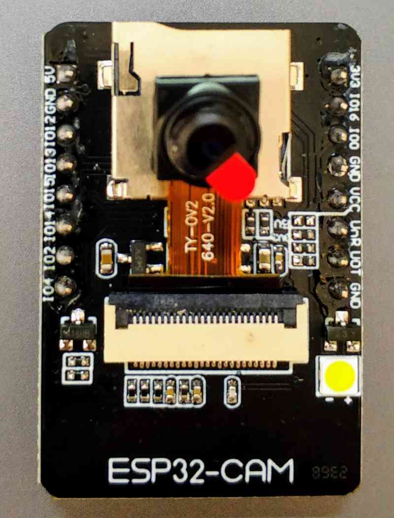 Placa ESP32-CAM: un microcontrolador con WiFi y una cámara OV2640 por poco más de lo que cuesta un café con leche. Fuente: Wikimedia Commons, CC BY-SA 4.0